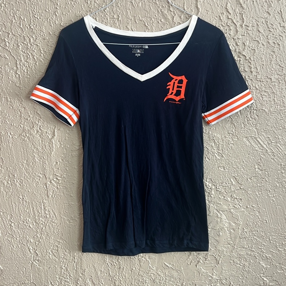 ⭐️ Detroit Tigers V-Neck Tee